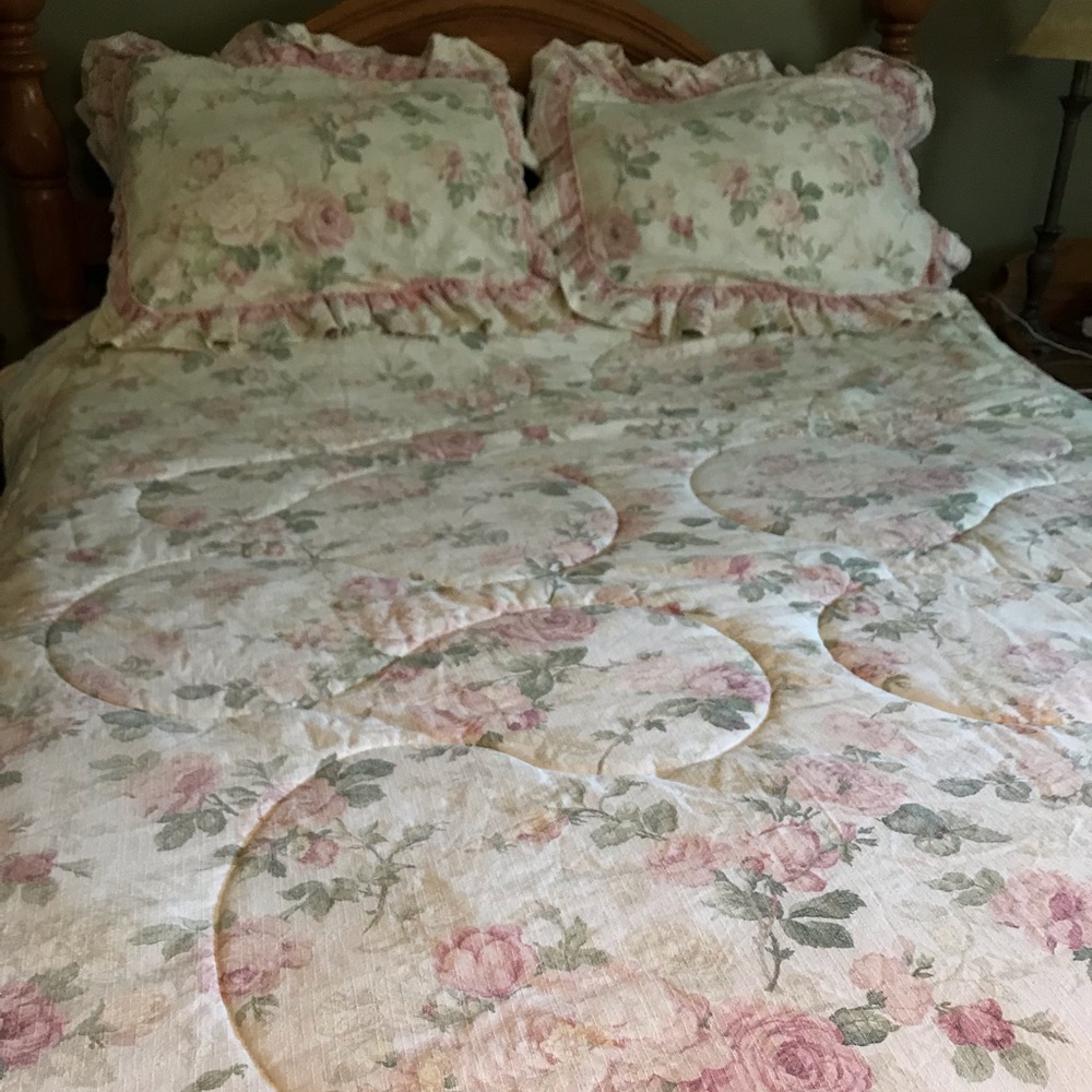 Reversible Queen Comforter, 2 Shams, Dust Ruffle